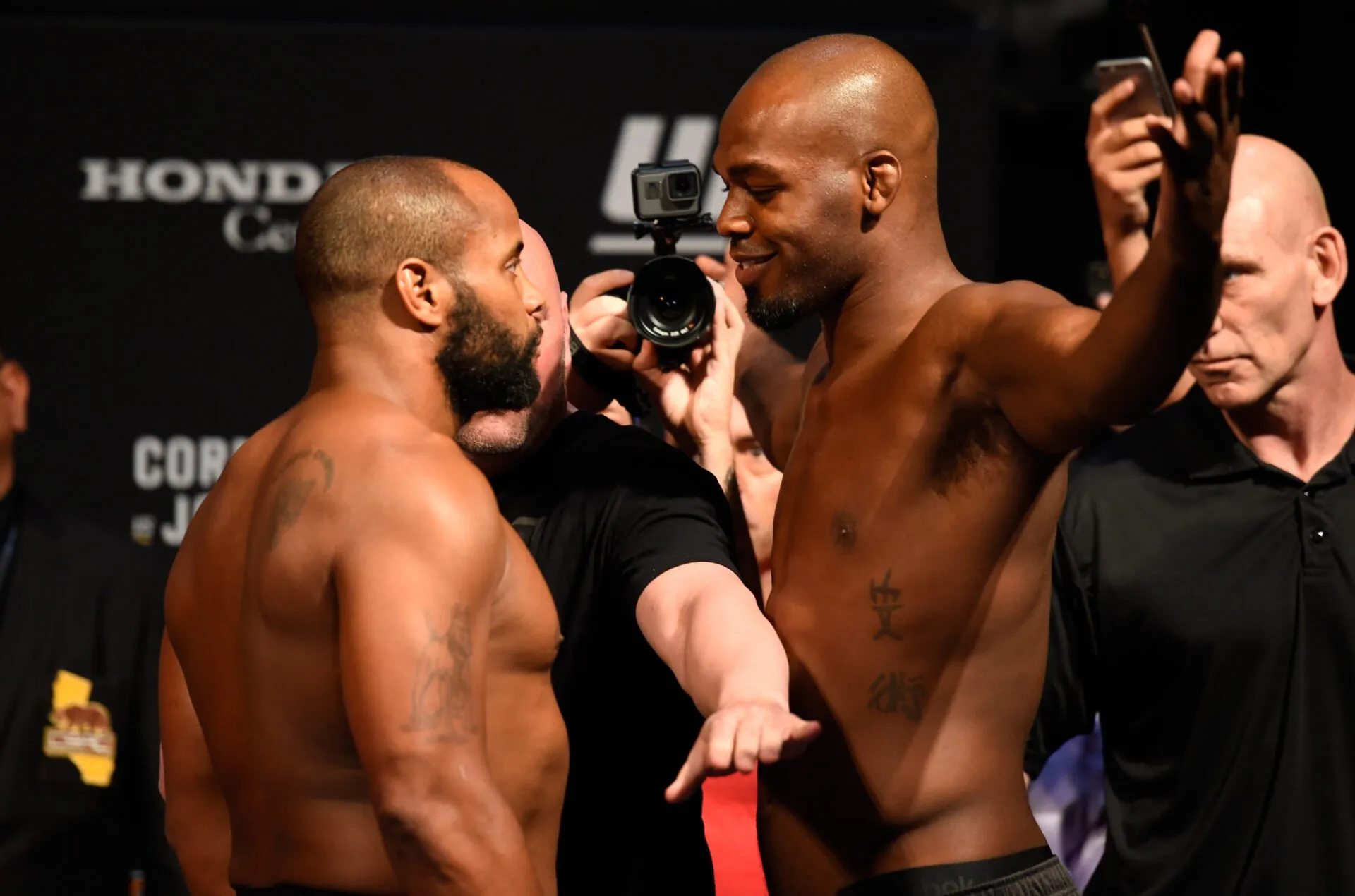 Jon Jones Rayakan 'Kemenangan Langka' Saat Daniel Cormier Mengaku Tentang KO Tanding Ulang UFC