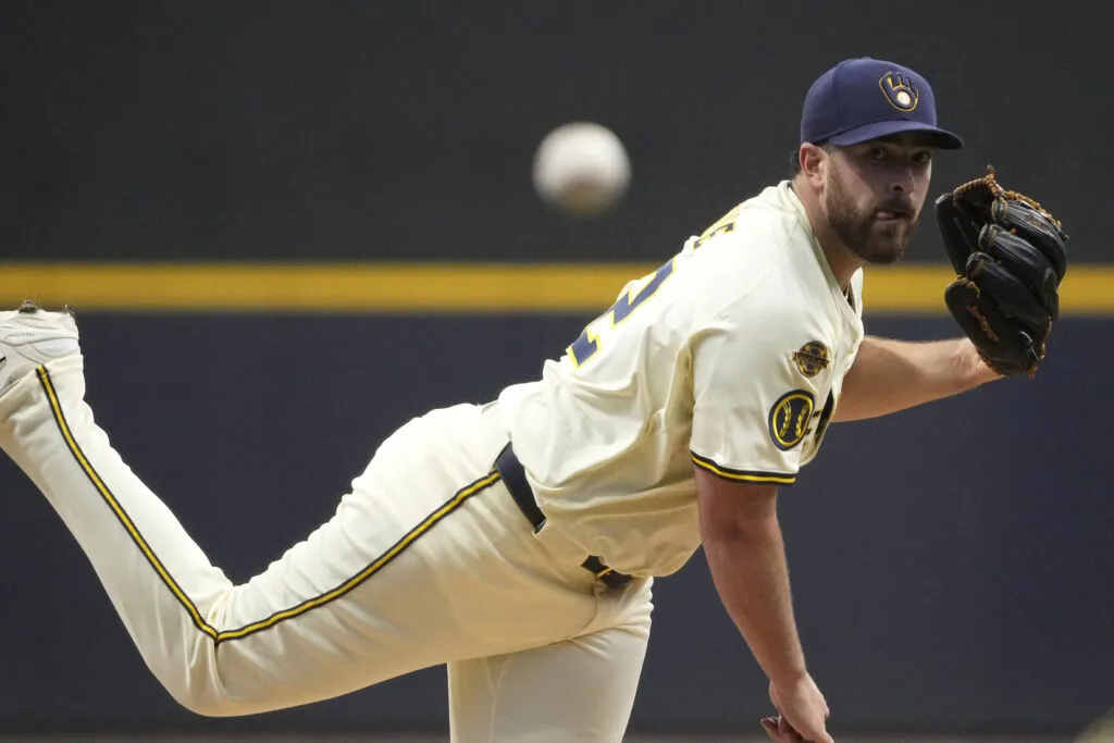 Aaron Civale Pemain Brewers Minta Ditukar