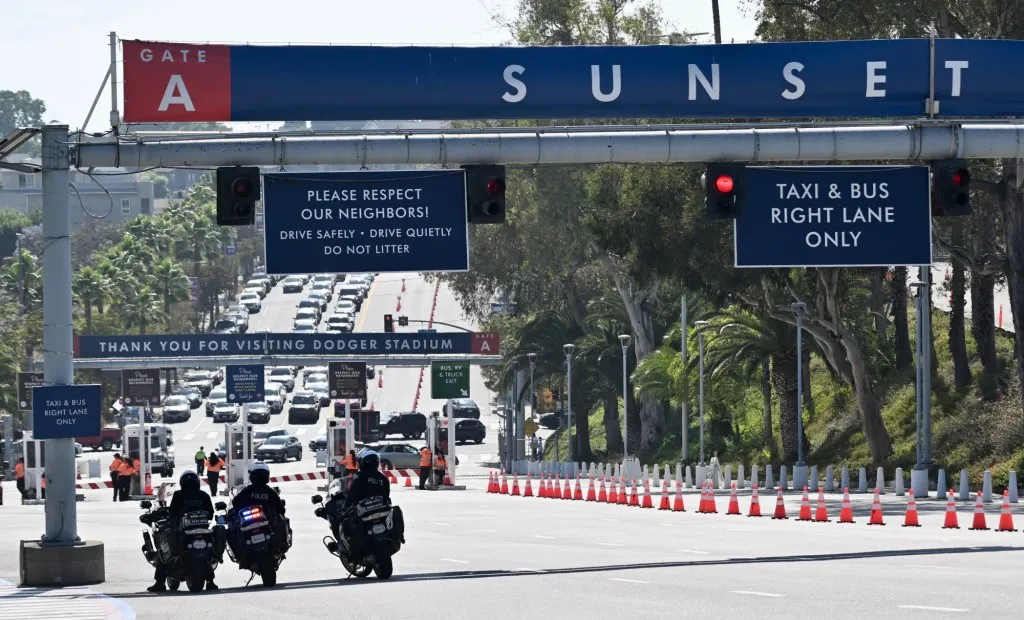 Agen federal ditolak masuk Stadion Dodger oleh tim