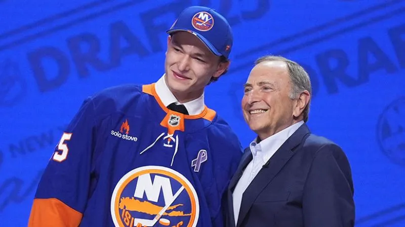 Matthew Schaefer menghormati mendiang ibunya setelah terpilih pertama secara keseluruhan oleh New York Islanders dalam draft NHL