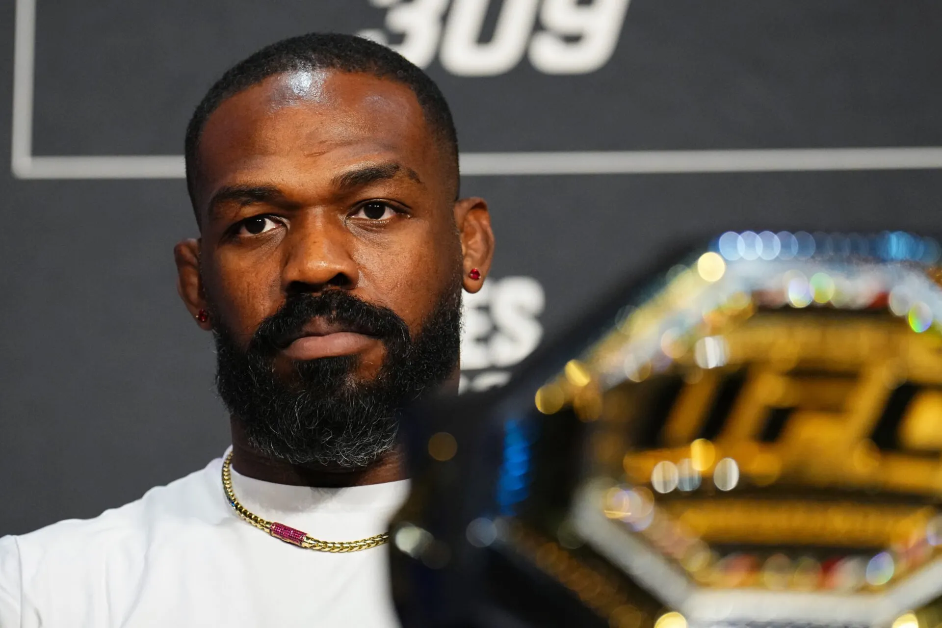 Jon Jones Lepaskan Tembakan Tidak Akurat ke Tom Aspinall Saat Dia Melontarkan Sindiran 'Tak Terbantahkan' di Tengah Perseteruan UFC yang Pahit